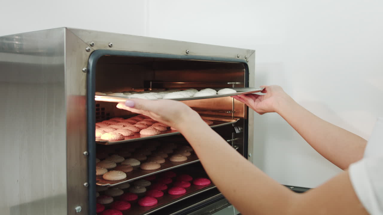 Cottura di macarons in un forno industriale