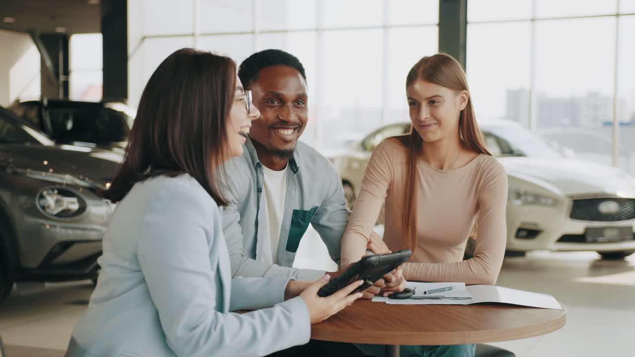concesionario de automóviles cerrando un trato