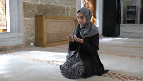 Hijab-woman-worship-in-mosque