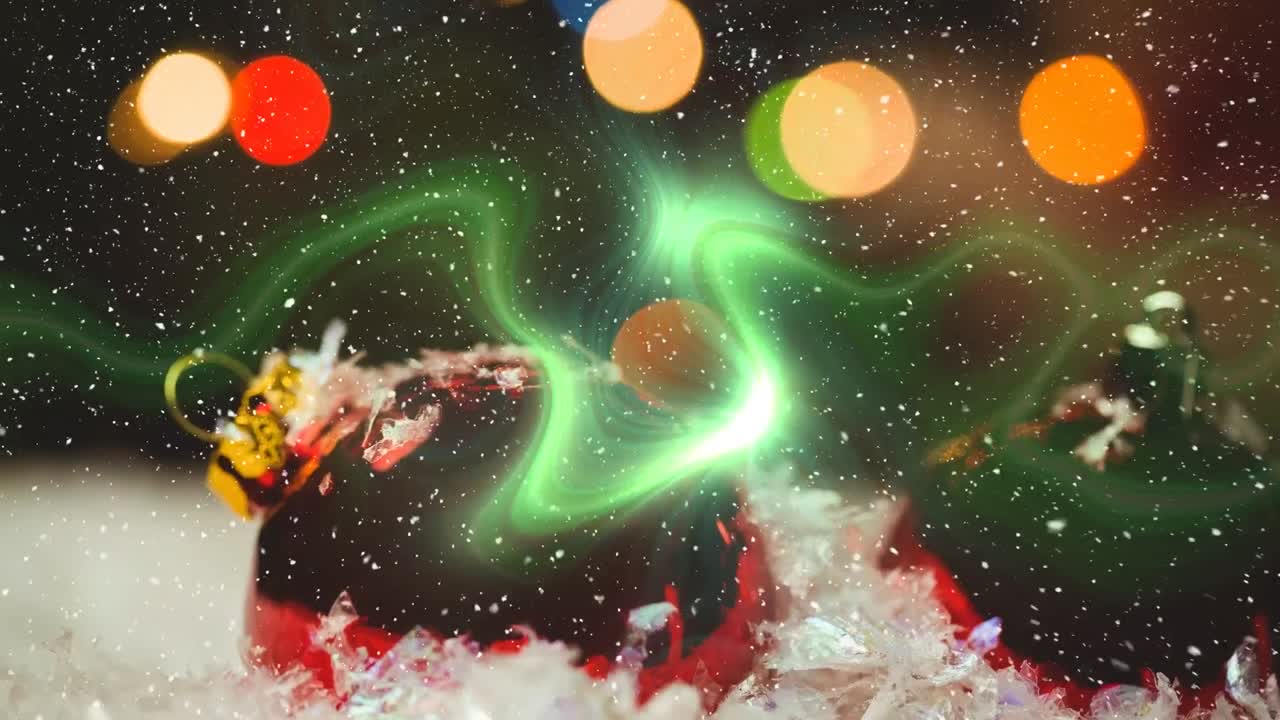 Particelle bianche che cadono, onda digitale verde e punti luce su addobbi natalizi