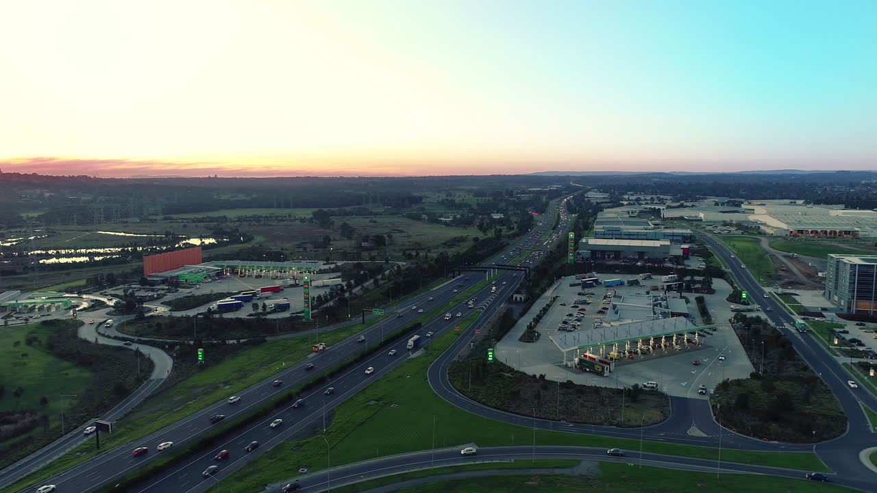 descenso lento sobre la arteria principal de la autopista con el camión que llega a la gasolinera