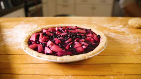 primer plano de pastel con relleno de frutas