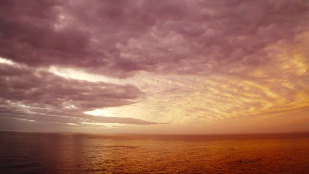 폭풍우 구름과 함께 바다 위에 극적인 일몰