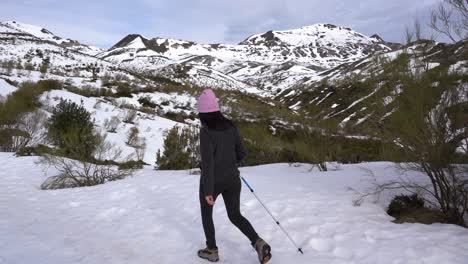 Frauentrekking-In-Den-Verschneiten-Bergen-Nordspaniens-1