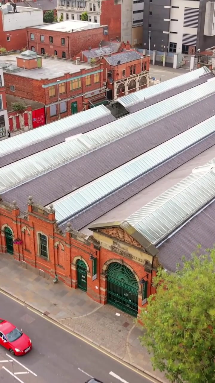 Video aereo verticale a 60 FPS per social media, ripreso dall'alto, del mercato di St George nel centro di Belfast, Irlanda del Nord, Regno Unito. Prodotto con colore Rec709 per la trasmissione.