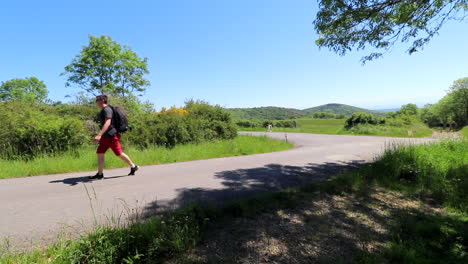 Hombre-Caminando-Por-Un-Camino-Pavimentado-En-El-Campo,-Estático