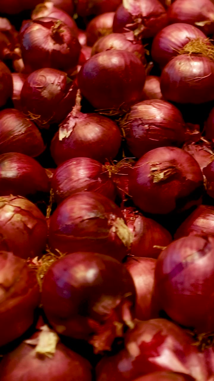 Una vivace esposizione di cipolle e patate in un supermercato ben illuminato della Gold Coast, che mostra prodotti freschi in una disposizione ordinata