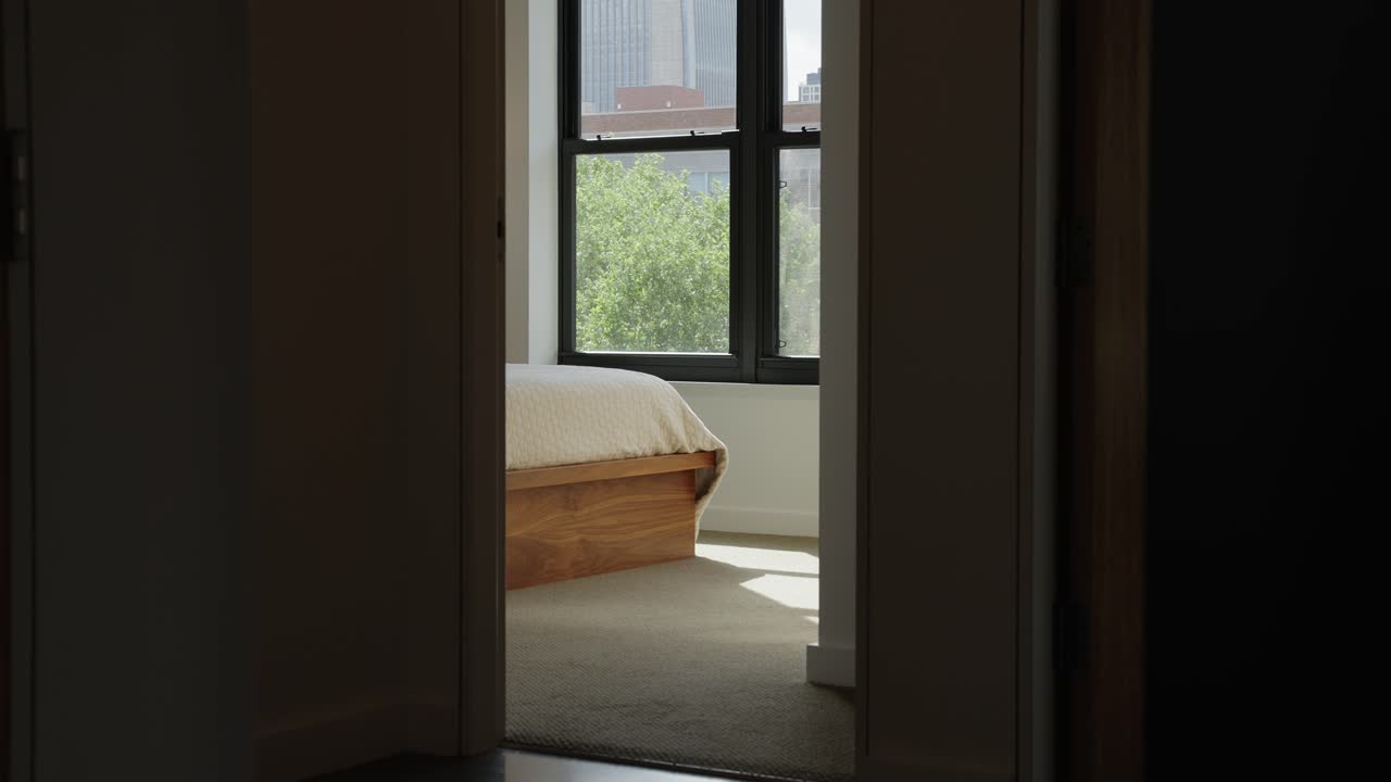 창문을 배경으로 복도에 있는 방 외부의 침대 모서리