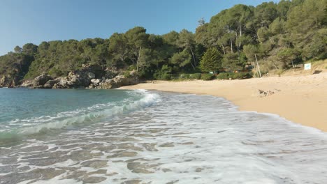 Olas-Suavemente-Rodando-Sobre-La-Arena-En-Una-Playa-Vacía-En-España