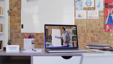 profesor masculino caucásico mostrado en la pantalla del portátil durante una videollamada