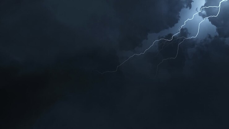 Bellissimi fulmini estremi su sfondo nero di notte, lampi nel cielo durante un forte temporale