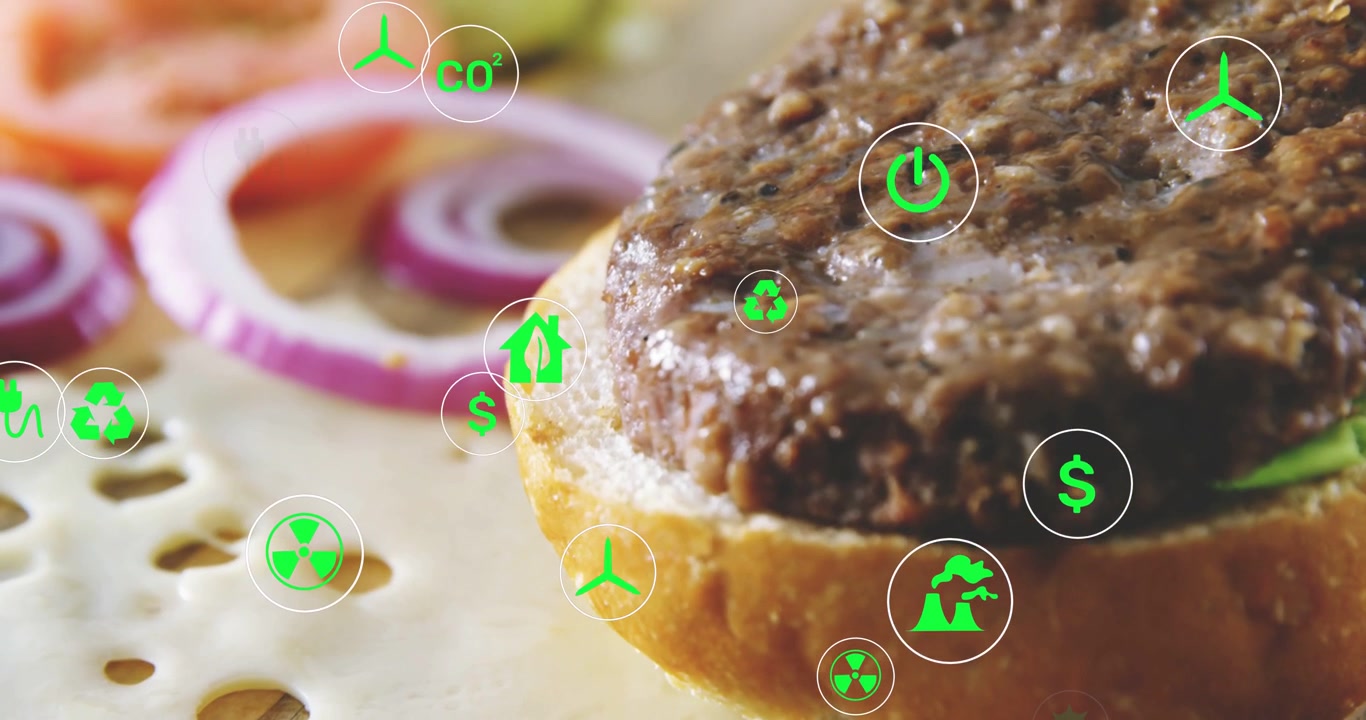 Video verticale: Telecamera che si sposta a destra, mettendo a fuoco un hamburger, con icone ecologiche verdi che mostrano dati ecologici sul cibo.