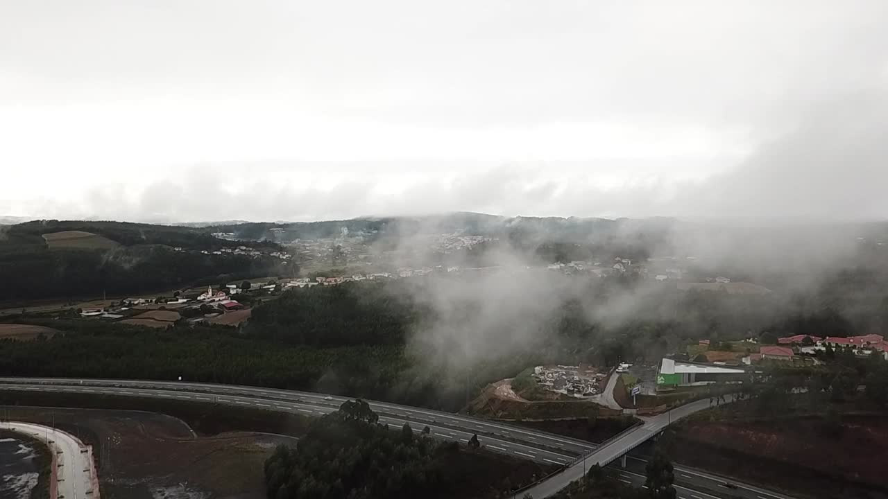 paisaje con una carretera y niebla