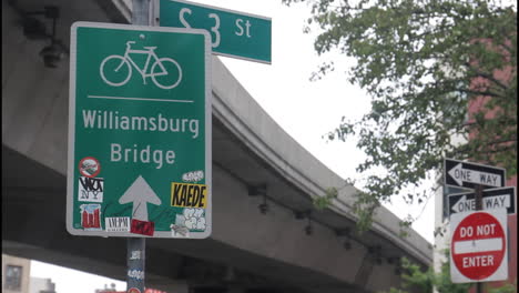 williamsburg bridge street signs