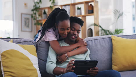 Tableta,-Abrazo-O-Pareja-Negra-Comprando-En-Línea-Para