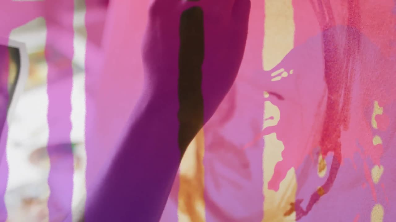 animación de pintura rosa goteando sobre la mano del artista pintando un retrato