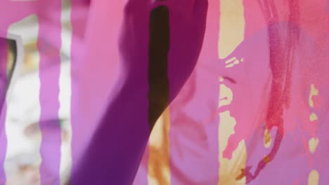 animación de pintura rosa goteando sobre la mano del artista pintando un retrato