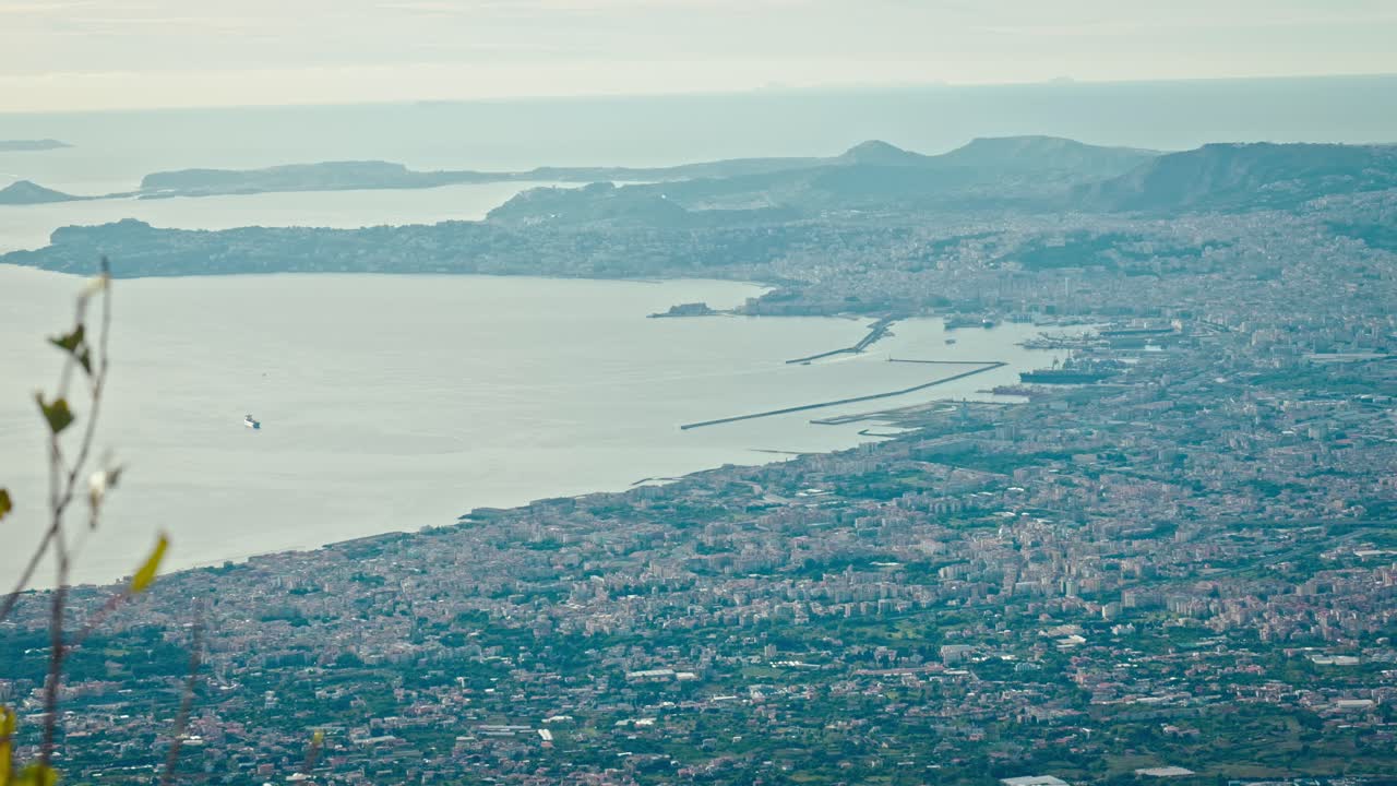 이탈리아 나폴리 만에 있는 베수비우스 산 전망대