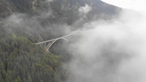 Flug-über-Schweizer-Alpen---Luftaufnahme-Durch-Wolken