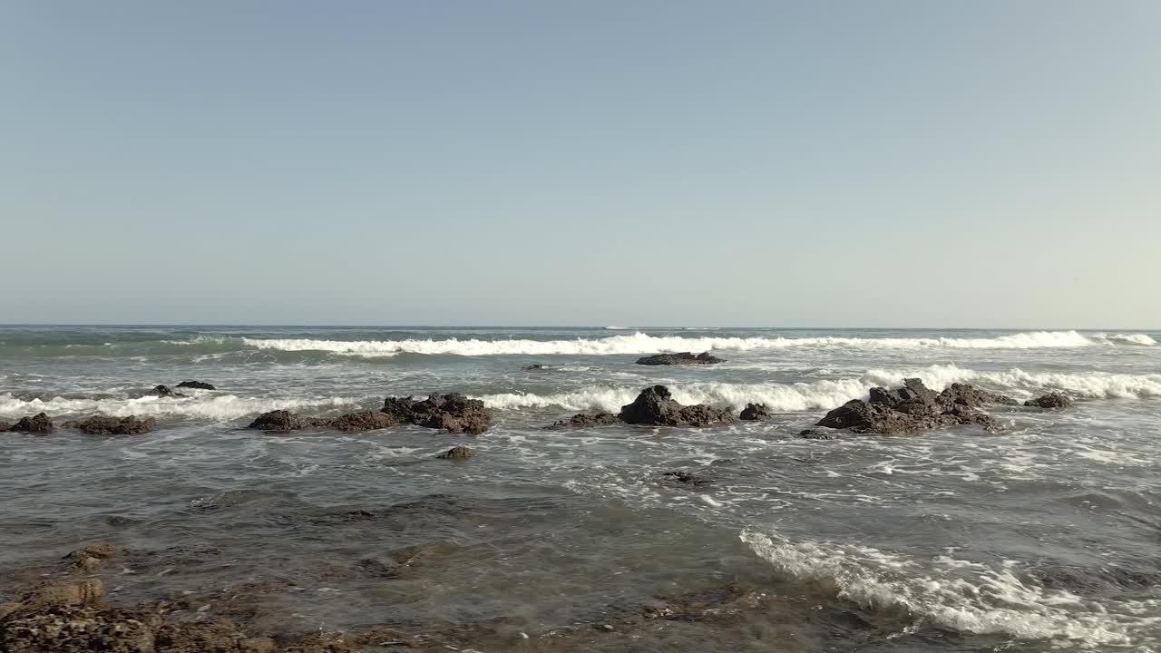 vista panorámica aérea del mar mediterráneo con olas salpicando en las rocas de la playa, españa