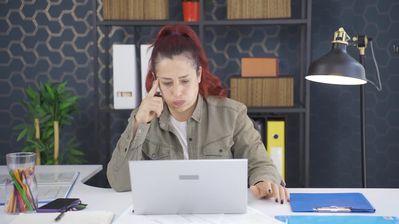 비즈니스 여성은 긴장하고 책상에서 스트레스를 받습니다.