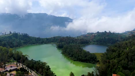 Vista-Aérea-De-Telaga-Warna-En-La-Meseta-De-Dieng-En-Java-Central,-Indonesia