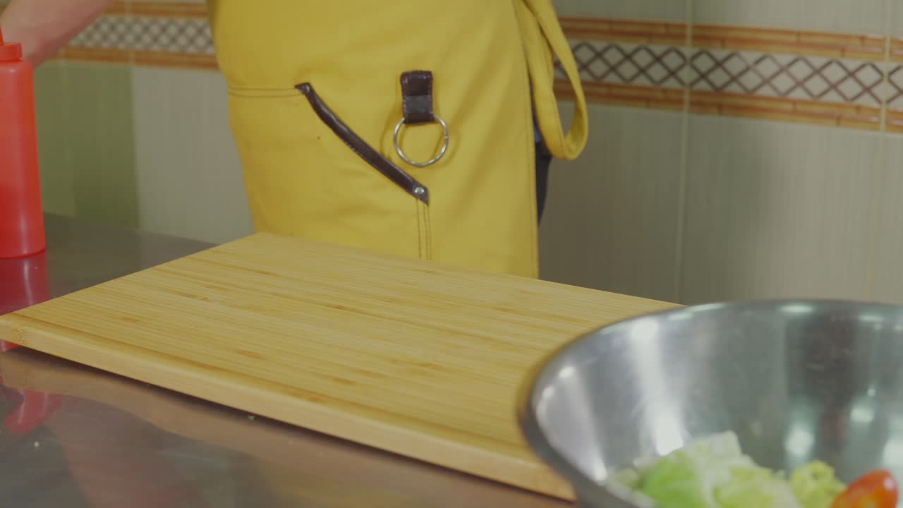 chef preparando los ingredientes de la ensalada