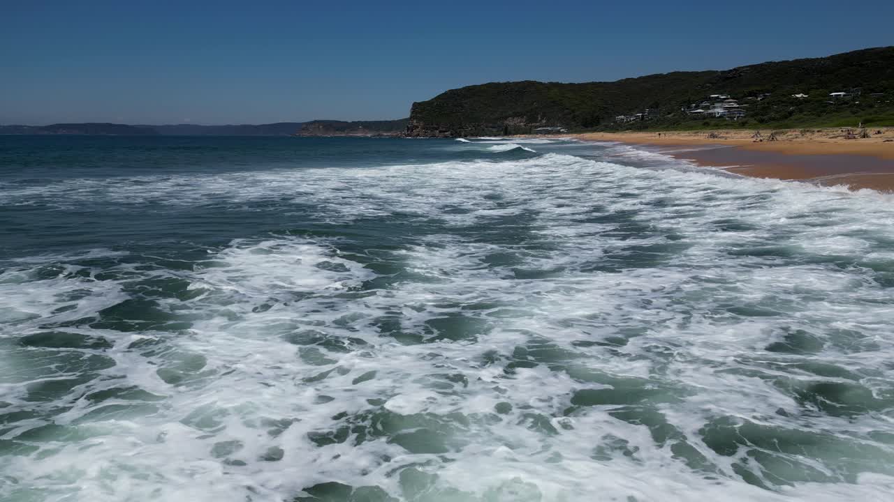 olas aplastantes golpeando la arena, nueva gales del sur (australia)