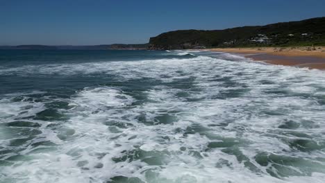 Olas-Aplastantes-Golpeando-La-Arena,-Nueva-Gales-Del-Sur-(Australia)