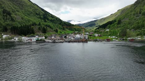 Llegando-Eidsdal-En-Camino-A-Geiranger-Noruega---Antena-En-Movimiento-De-Avance-Rápido-Cerca-De-La-Superficie-Del-Fiordo