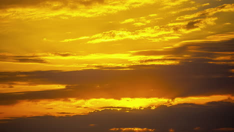 Eine-Zeitrafferaufnahme-Des-Sonnenaufgangs-In-Den-Wolken-Und-Der-Strahlen,-Die-Einen-Orangefarbenen-Himmel-Bilden