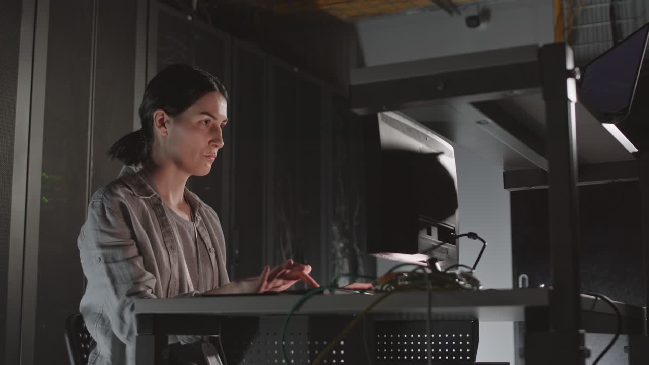 programadora en la sala de servidores