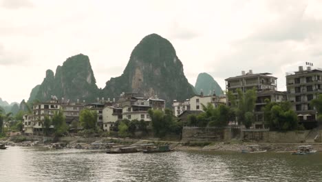 Casas-Cerca-Del-Río-Li-Con-Montañas-Guilin-China