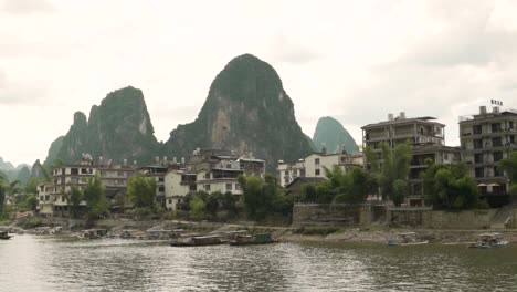 casas cerca del río li con montañas guilin china