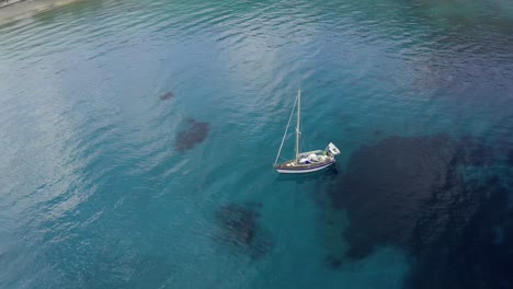 Aerial-shot-of-a-sailboat-in-a-bay