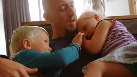 padre e hijos relajándose en el sofá 4k