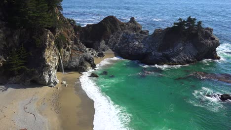 Un-Alto-ángulo-De-Vista-De-Mcway-Falls-En-Julia-Pfeiffer-Quema-A-Lo-Largo-De-La-Autopista-Uno-De-California