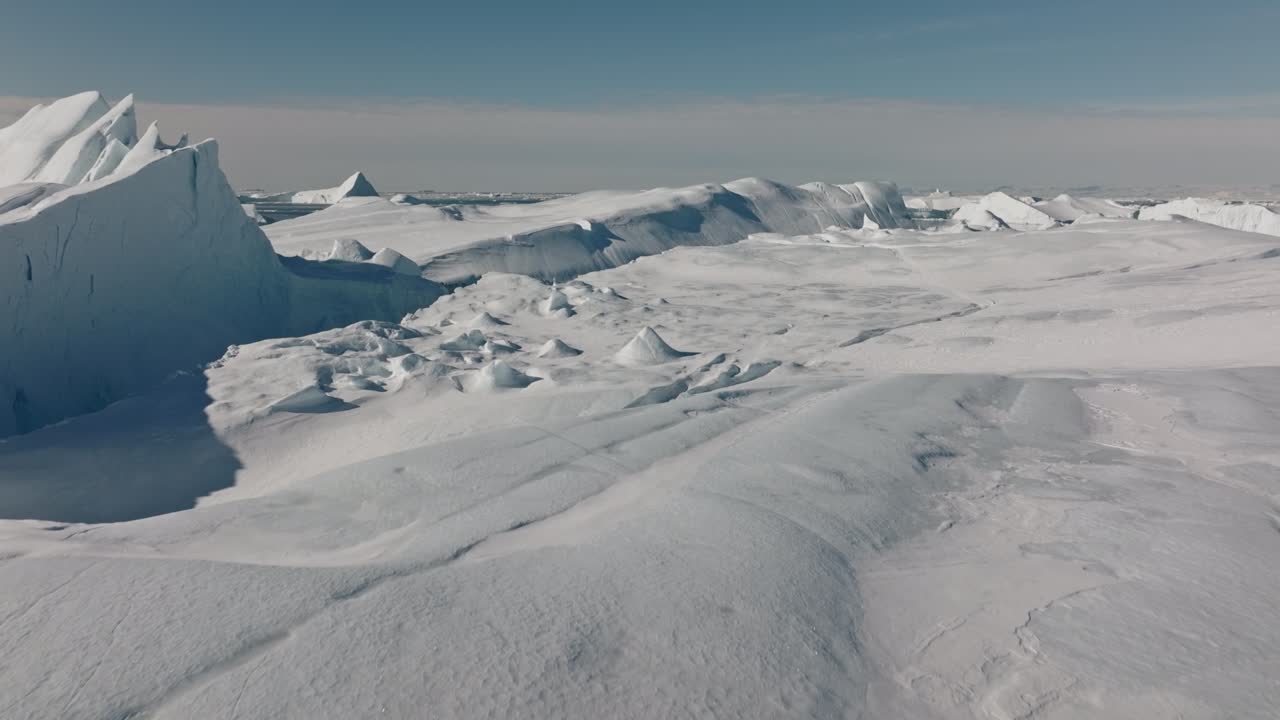 ilulissat icefjord의 얼음 위에 있는 드론