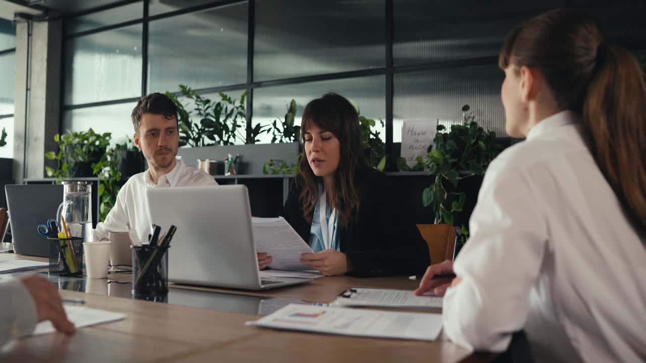 Reunión de negocios en una oficina moderna