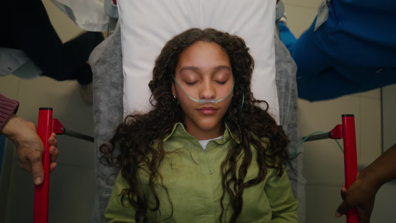 niña herida en el transporte de emergencia