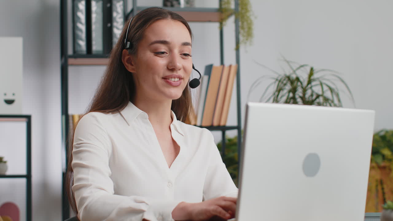 mujer de negocios que trabaja en una computadora portátil con auriculares centro de llamadas servicio de apoyo operador de oficina línea de ayuda