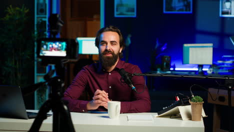 hombre alegre saluda a los fans, presentando hoy el tema del video