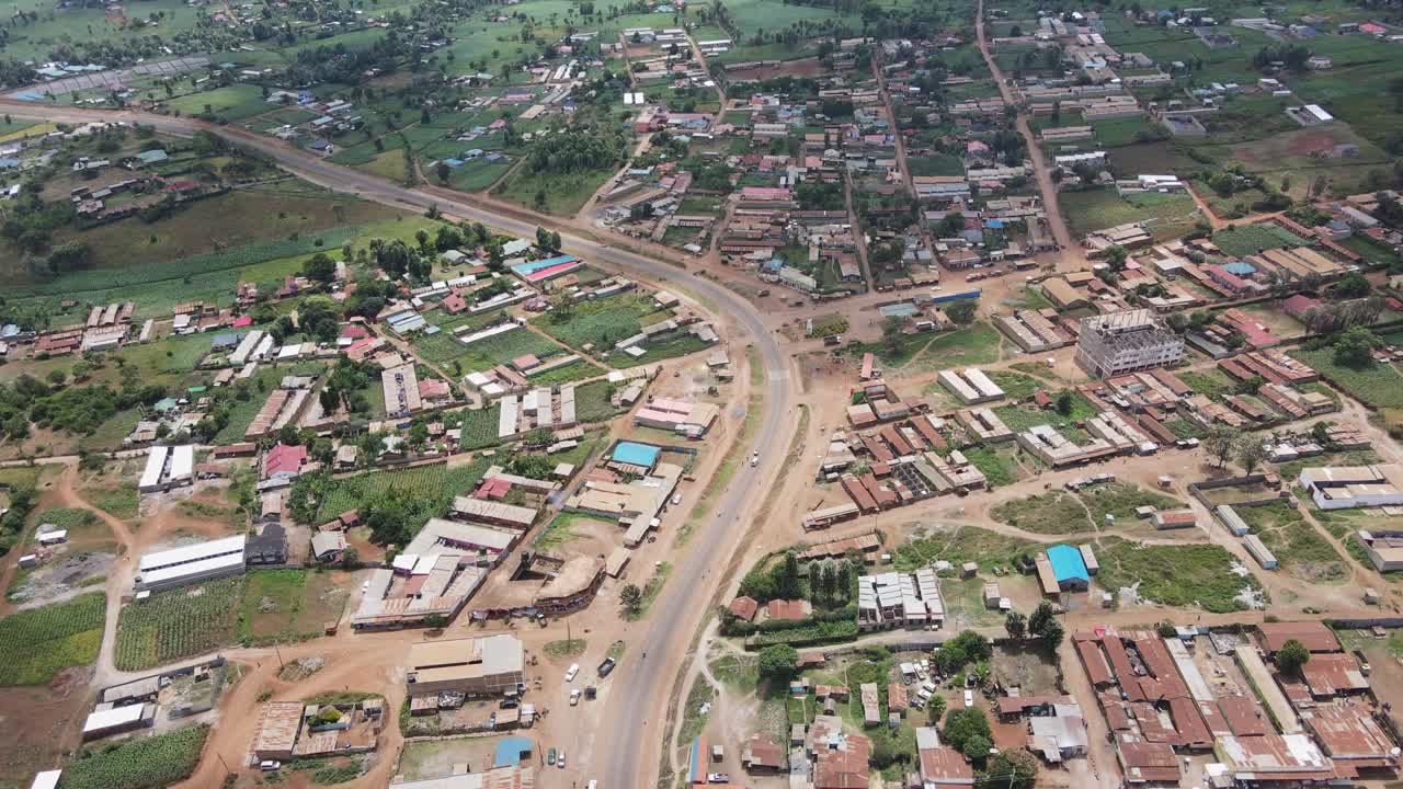 Panorama aereo del villaggio africano in crescita di Loitokitok nel Kenya meridionale.