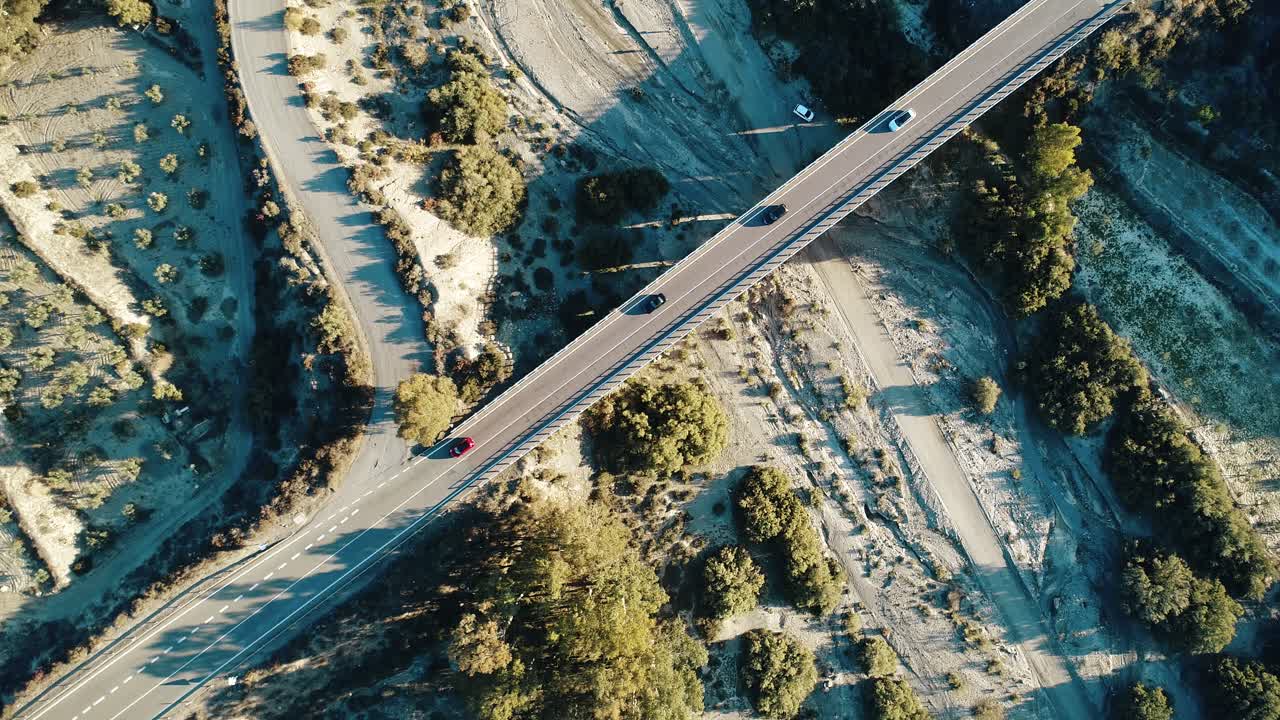 Vista aerea di auto che guidano su una strada e un ponte nel deserto