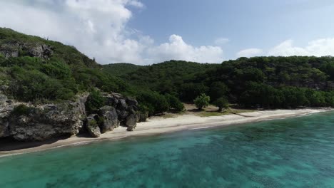 Drone-Volando-Cerca-De-Una-Playa-Privada-Del-Caribe