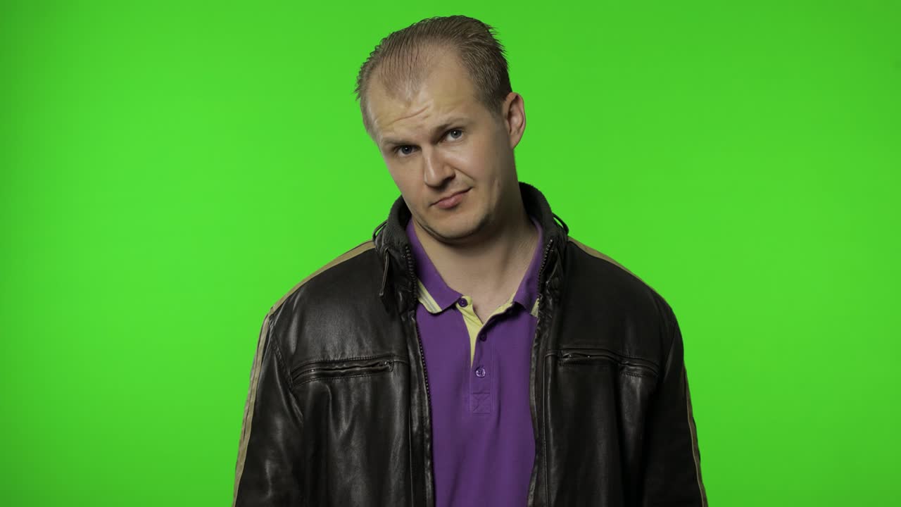 rocker hombre en chaqueta hace gesto de oración y mendicidad, suplicando con ojos humildes, por favor ayuda