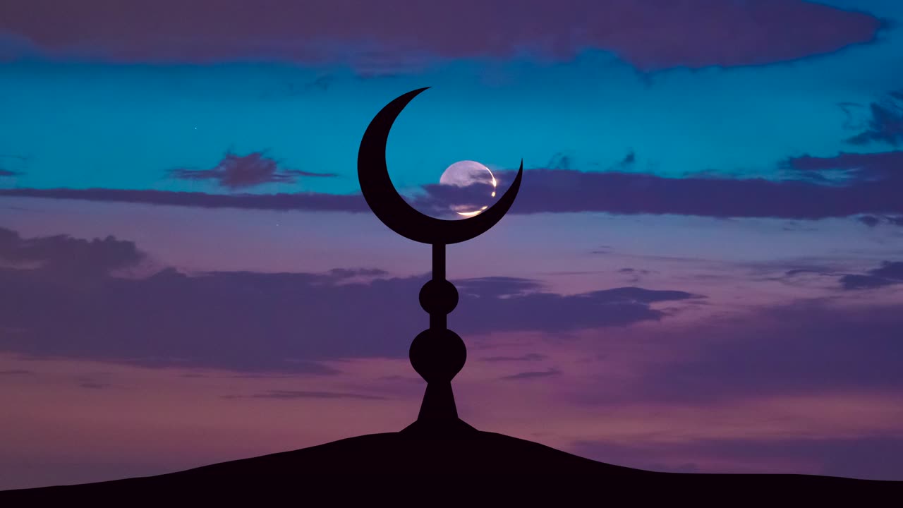 el símbolo del islam contra el fondo del sol. lapso de tiempo