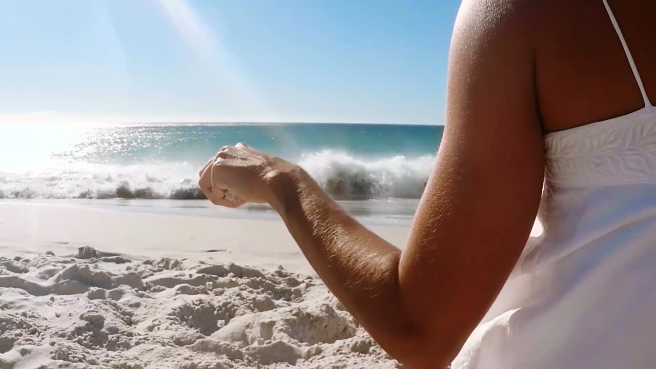 mujer jugando con arena