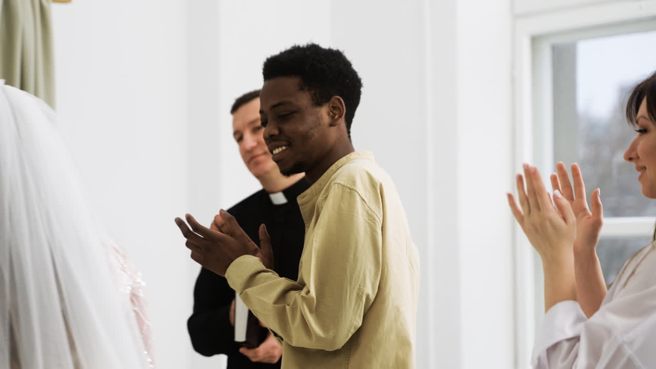 personas que reciben a la novia