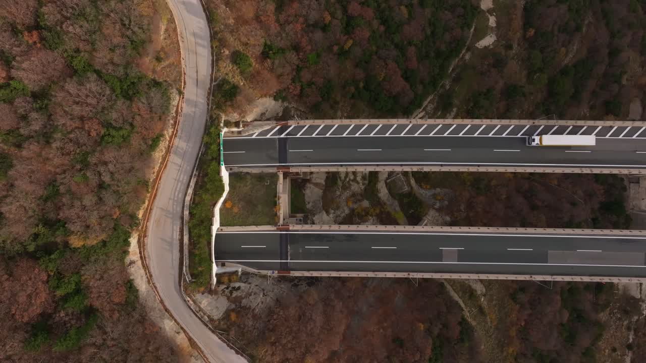 Immagine da drone di un'autostrada di montagna con ingresso di galleria, Grecia